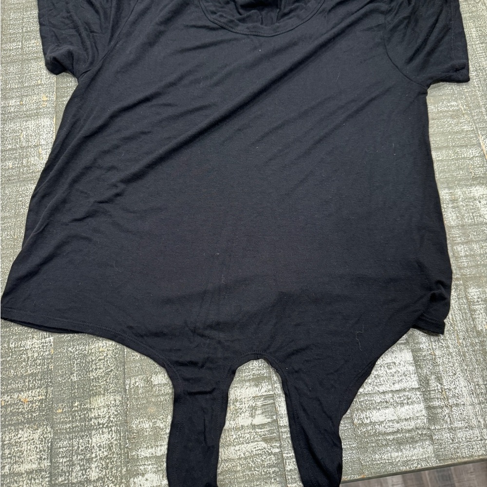 T shirt. Tie up.